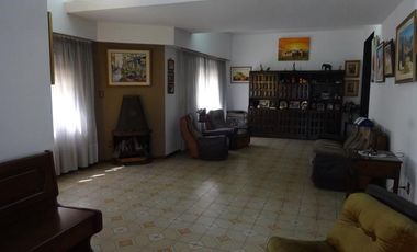 Casa ideal 2 familias, 6 ambientes con cochera y terraza, y 3 ambientes-en venta