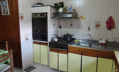 Casa ideal 2 familias, 6 ambientes con cochera y terraza, y 3 ambientes-en venta
