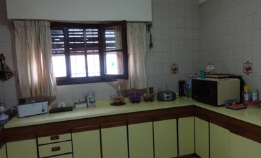 Casa ideal 2 familias, 6 ambientes con cochera y terraza, y 3 ambientes-en venta