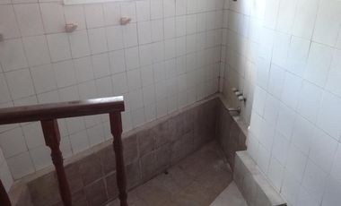 Casa ideal 2 familias, 6 ambientes con cochera y terraza, y 3 ambientes-en venta