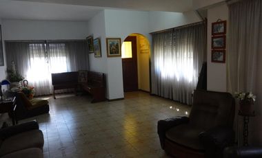 Casa ideal 2 familias, 6 ambientes con cochera y terraza, y 3 ambientes-en venta