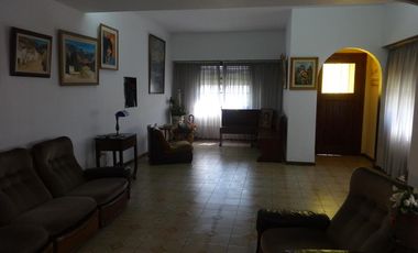 Casa ideal 2 familias, 6 ambientes con cochera y terraza, y 3 ambientes-en venta