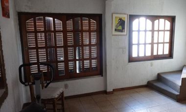 Casa ideal 2 familias, 6 ambientes con cochera y terraza, y 3 ambientes-en venta