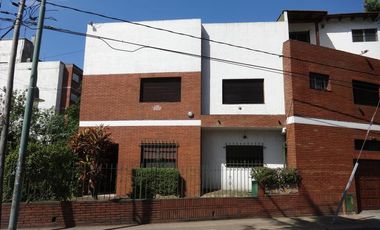 Casa ideal 2 familias, 6 ambientes con cochera y terraza, y 3 ambientes-en venta