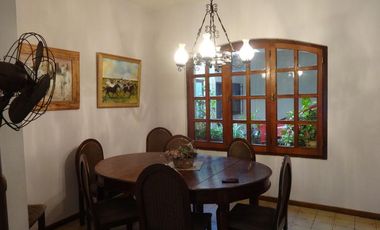 Casa ideal 2 familias, 6 ambientes con cochera y terraza, y 3 ambientes-en venta