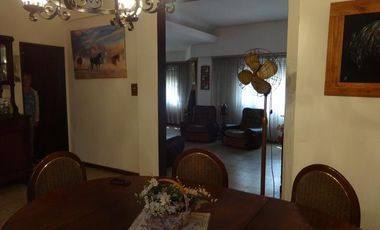 Casa ideal 2 familias, 6 ambientes con cochera y terraza, y 3 ambientes-en venta