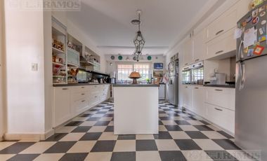Casa refaccionada en venta  de 5 dormitorios en Martinez