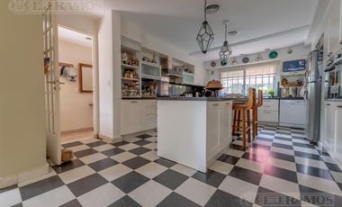 Casa refaccionada en venta  de 5 dormitorios en Martinez