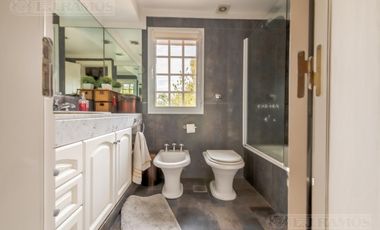 Casa refaccionada en venta  de 5 dormitorios en Martinez