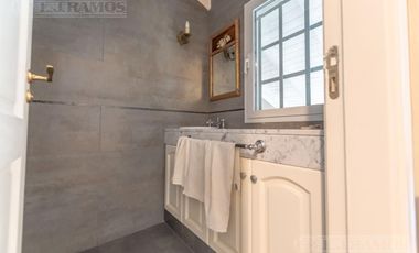 Casa refaccionada en venta  de 5 dormitorios en Martinez