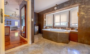 Casa refaccionada en venta  de 5 dormitorios en Martinez