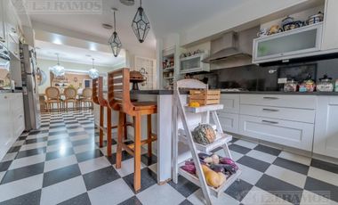 Casa refaccionada en venta  de 5 dormitorios en Martinez