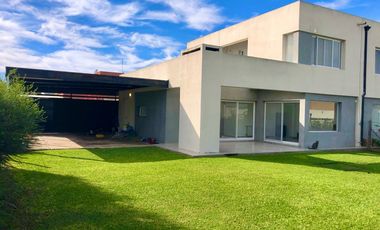 Casa en venta en Pilar del Este - Casas del Este