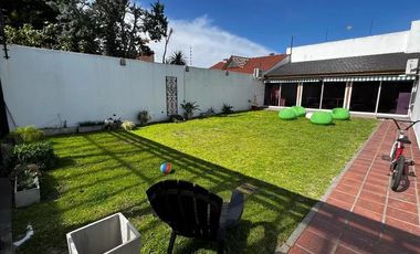 CASA 4 AMB. AMPLIOS CON QUINCHO Y PARQUE