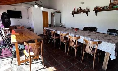 CASA 4 AMB. AMPLIOS CON QUINCHO Y PARQUE