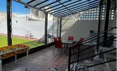 CASA 4 AMB. AMPLIOS CON QUINCHO Y PARQUE