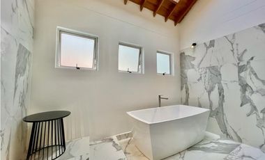 VENTA CASA EN EL POBLADO EL TESORO 456MTS