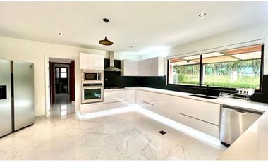 VENTA CASA EN EL POBLADO EL TESORO 456MTS