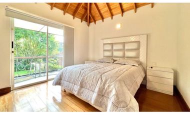 VENTA CASA EN EL POBLADO EL TESORO 456MTS