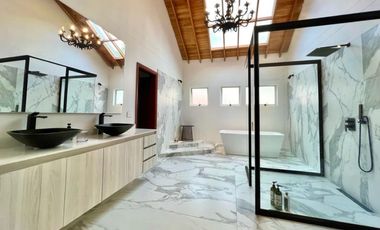 VENTA CASA EN EL POBLADO EL TESORO 456MTS