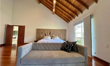 VENTA CASA EN EL POBLADO EL TESORO 456MTS