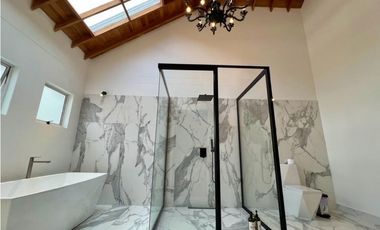 VENTA CASA EN EL POBLADO EL TESORO 456MTS