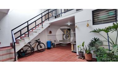 VENTA DE CASA DE TRES NIVELES BARRIO LOS HELECHOS YOPAL.