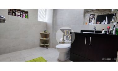 VENTA DE CASA DE TRES NIVELES BARRIO LOS HELECHOS YOPAL.