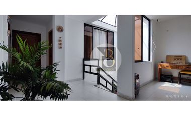 VENTA DE CASA DE TRES NIVELES BARRIO LOS HELECHOS YOPAL.