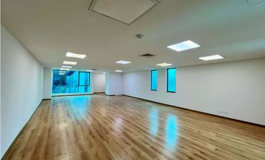 EN ARRIENDO OFICINA EN EL POBLADO