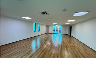 EN ARRIENDO OFICINA EN EL POBLADO