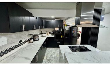 Casa esquinera de tres pisos en venta permuta Barrio Santa Ana Palmira