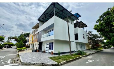 Casa esquinera de tres pisos en venta permuta Barrio Santa Ana Palmira