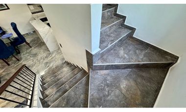 Casa esquinera de tres pisos en venta permuta Barrio Santa Ana Palmira