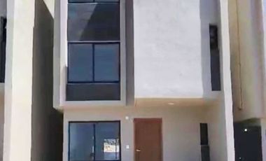 Casa en venta en Playas de Rosarito, Playas De Rosarito - Estacionamiento