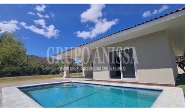 Se Vende Casa con Piscina en Urbanización Privada de Chame