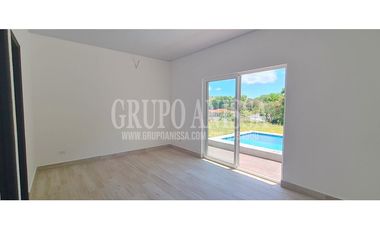 Se Vende Casa con Piscina en Urbanización Privada de Chame