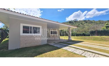 Se Vende Casa con Piscina en Urbanización Privada de Chame