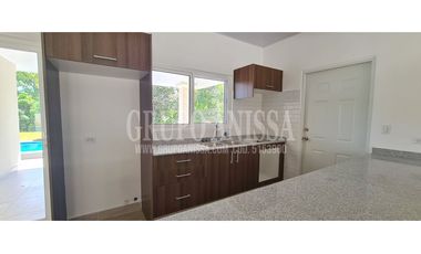 Se Vende Casa con Piscina en Urbanización Privada de Chame