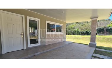 Se Vende Casa con Piscina en Urbanización Privada de Chame