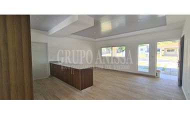 Se Vende Casa con Piscina en Urbanización Privada de Chame