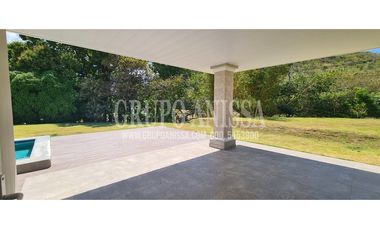 Se Vende Casa con Piscina en Urbanización Privada de Chame