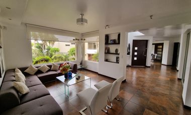 VENTA CASA - 3 DORMITORIOS - ESTUDIO - CUMBAYA