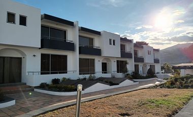 VENTA CASA - 3 DORMITORIOS - ESTUDIO - CUMBAYA