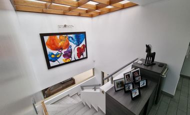 VENTA CASA - 3 DORMITORIOS - ESTUDIO - CUMBAYA