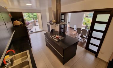 VENTA CASA - 3 DORMITORIOS - ESTUDIO - CUMBAYA