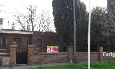 Casa 2 dormitorios en Pérez con pileta