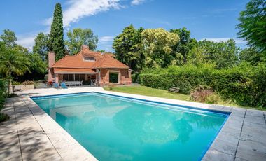 CASA EN VENTA EN LAS LOMAS DE SAN ISIDRO CON GRAN TERRENO