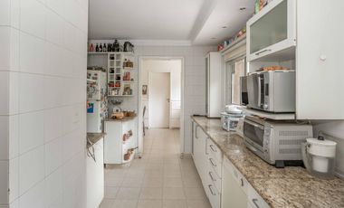 CASA EN VENTA EN LAS LOMAS DE SAN ISIDRO CON GRAN TERRENO