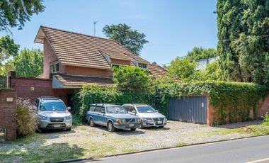 CASA EN VENTA EN LAS LOMAS DE SAN ISIDRO CON GRAN TERRENO